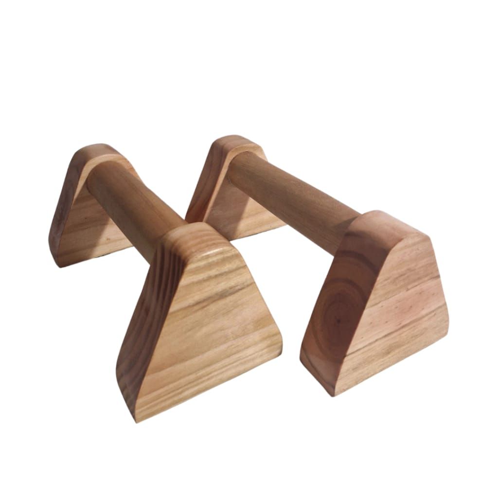 Paralelas de madera para ejercicio, de color marrón claro, soportes en ángulo con empuñaduras cilíndricas.