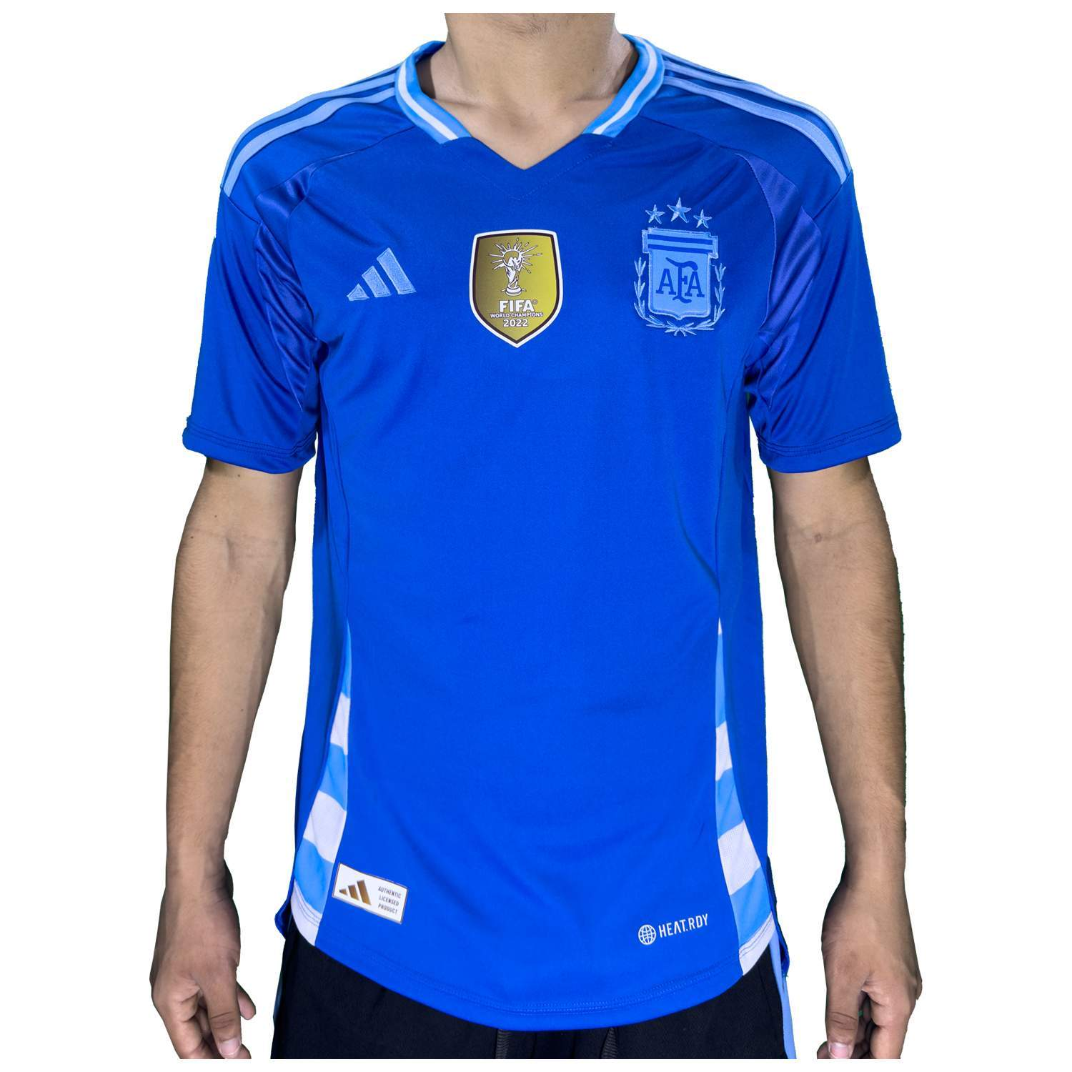 Camiseta azul de la selección argentina de fútbol. Logotipo de Adidas, parche de la FIFA y logotipo de la AFA visibles.