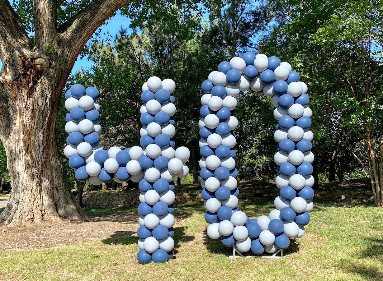The number 40 is made of blue and white balloons.
