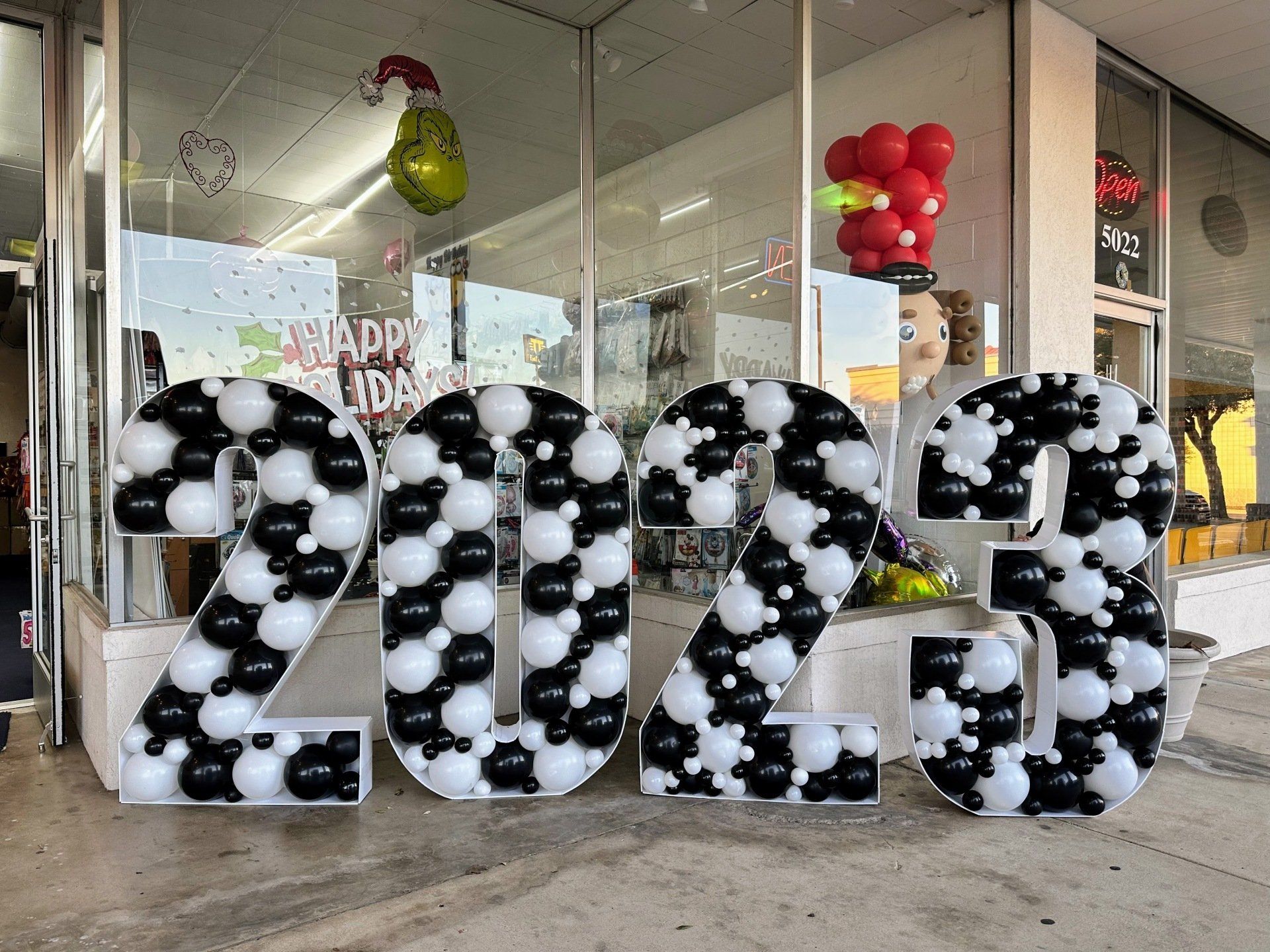 The numbers 2022 are made of black and white balloons.