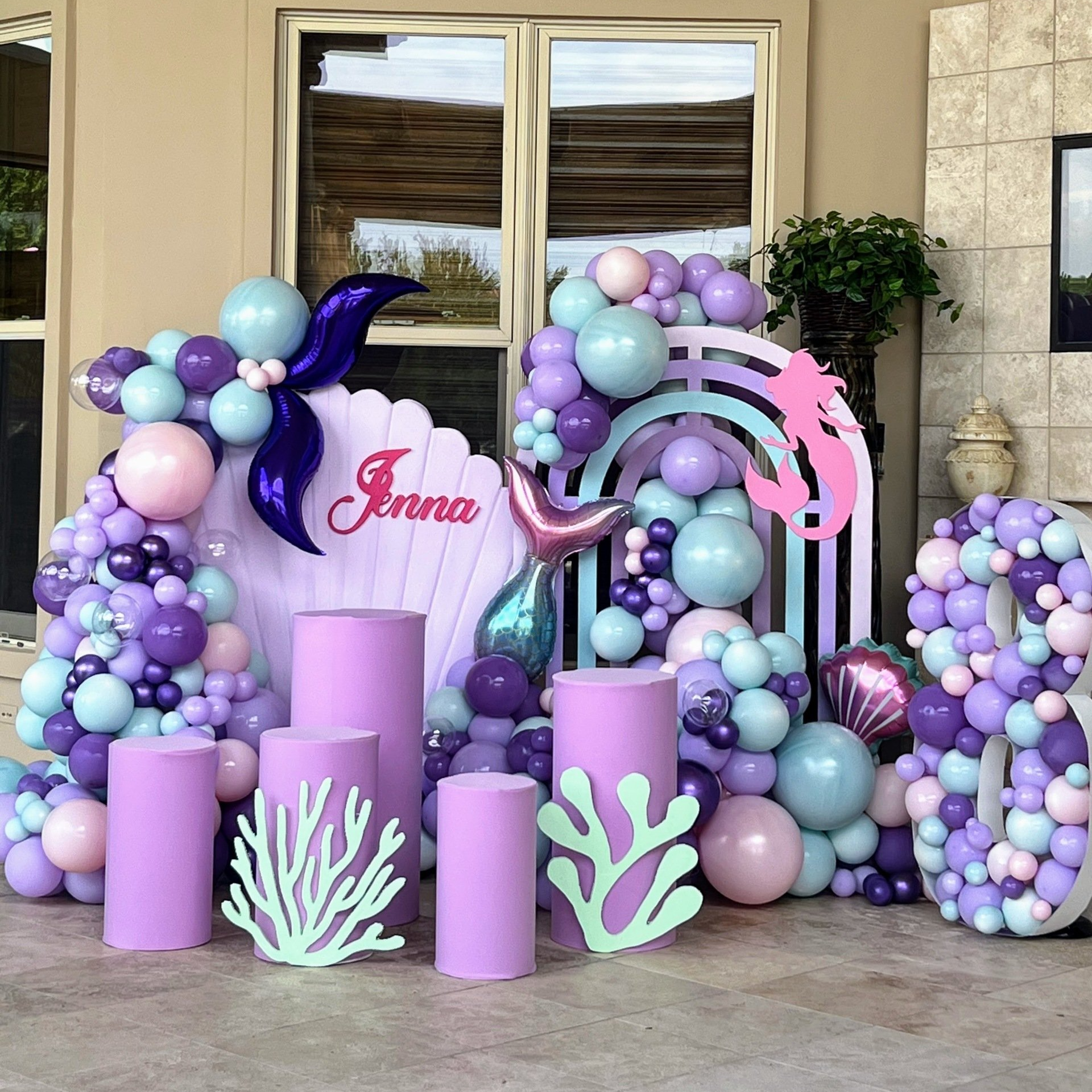 A purple and blue balloon display with the name jenna on it