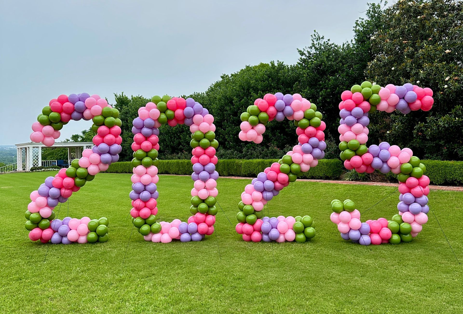 Graduation balloon yard numbers display 2025 with colorful balloons for outdoor setup in Fort Worth