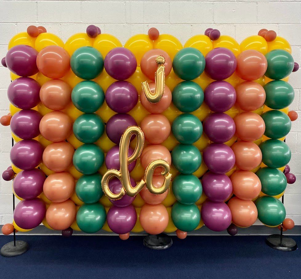 A wall of balloons with the word do on it