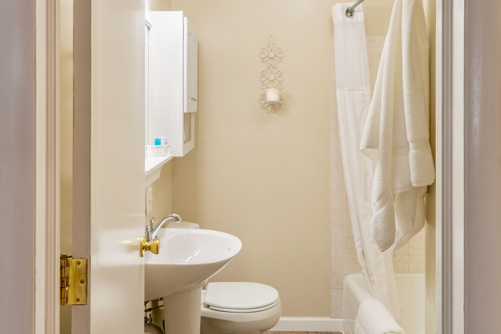 Small bathroom with a pedestal sink, toilet, and shower/tub combination.