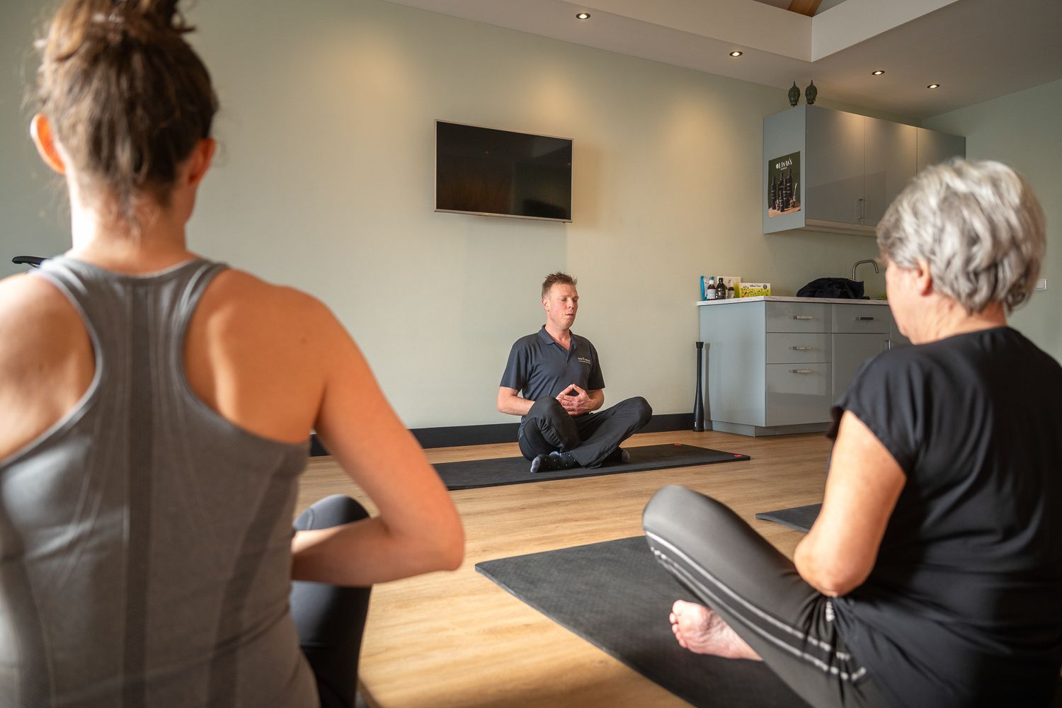 Man krijgt fysiotherapie op een massagetafel van een therapeut in een moderne setting.
