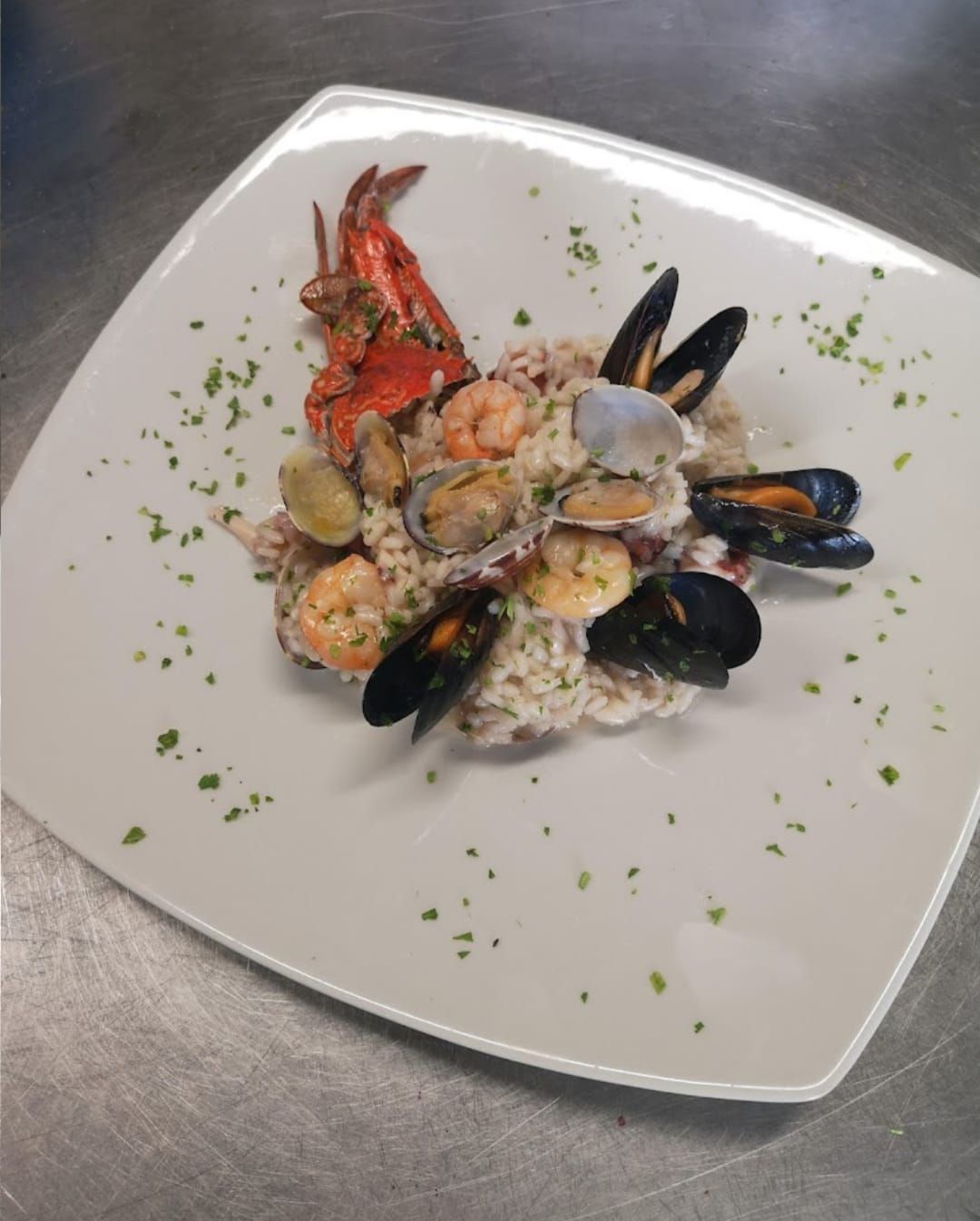 Un risotto con frutti di mare e un'aragosta