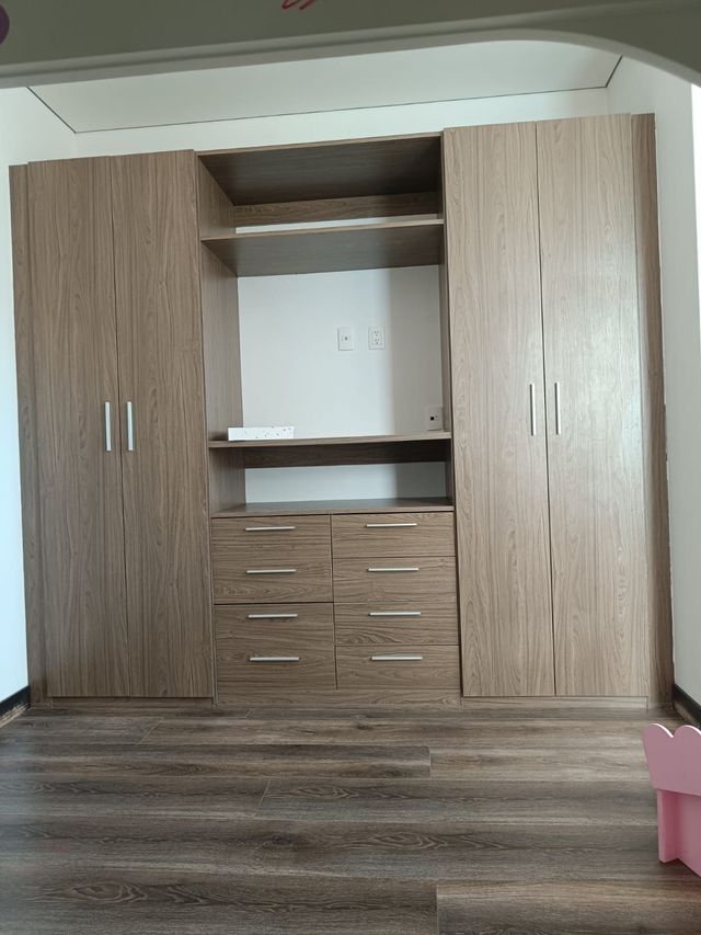 Closet a la medida con acabados de madera