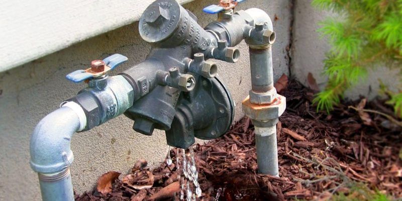 A close up of a water pipe with water coming out of it.