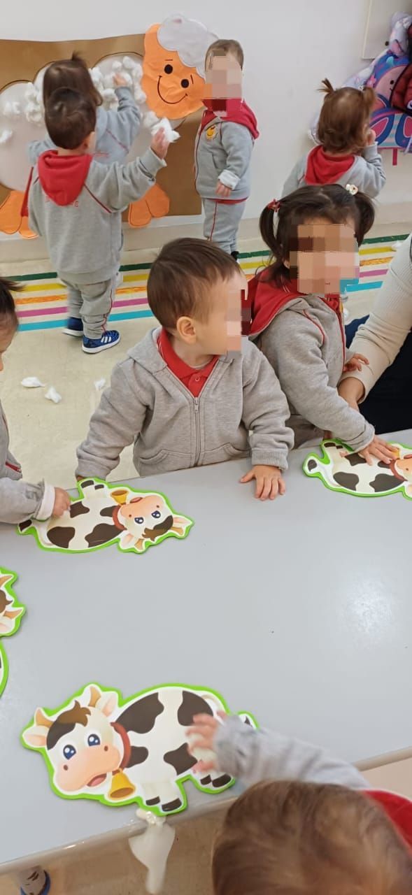 niños realizando actividad escolar