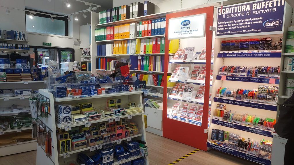 interni negozio con prodotti per l'ufficio