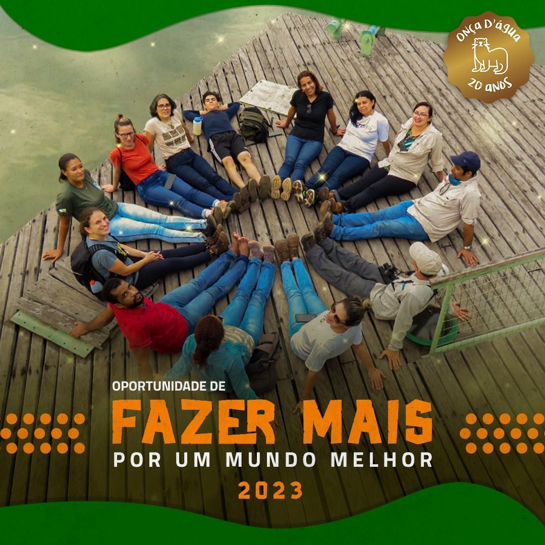 Um grupo de pessoas deitadas em círculo em uma doca com o ano de 2023