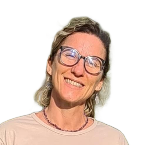 Um close do rosto de uma mulher sorrindo em frente a uma janela.