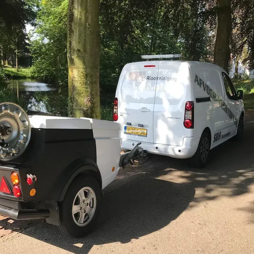 Werkauto met hogedrukreiniger voor rioolreiniging
