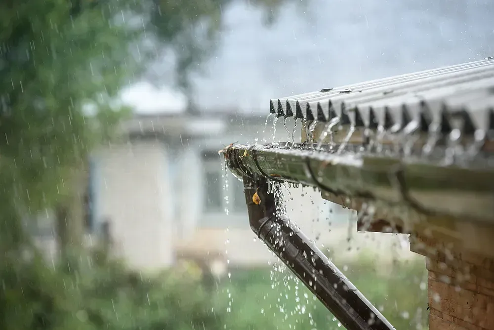 Dakgoot die overloopt tijdens een hevige regenbui