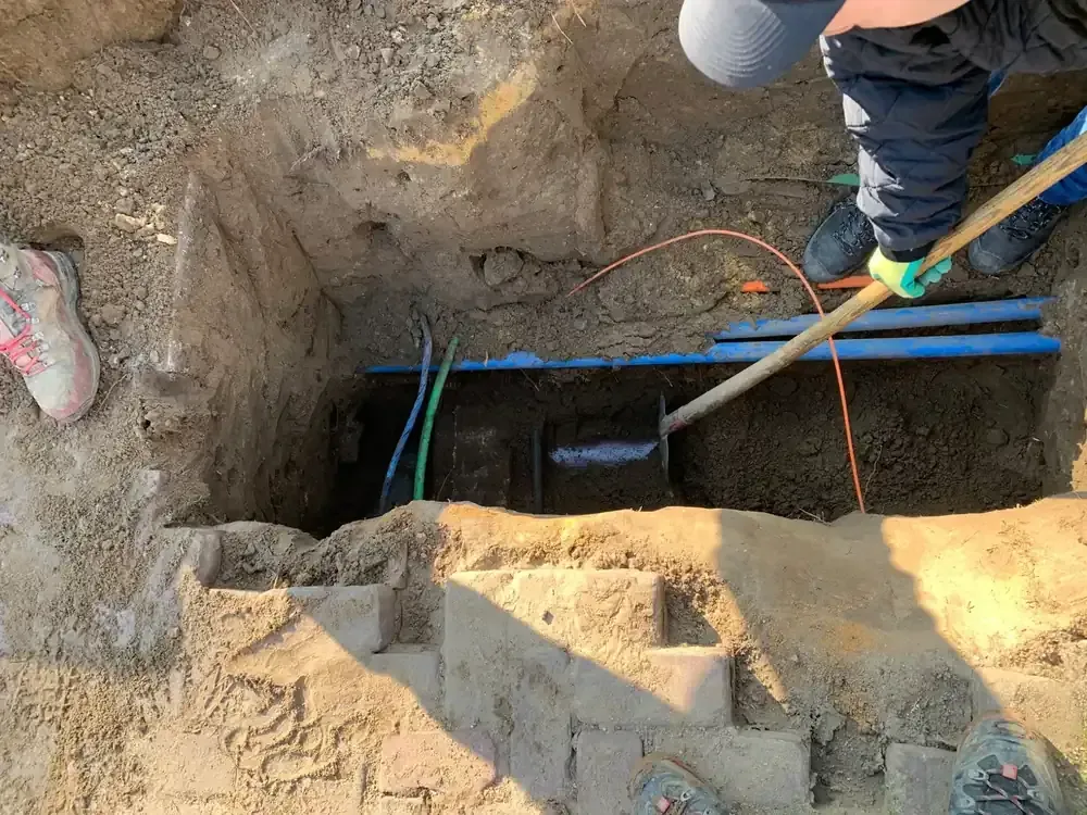 Riool vervangen: handmatig graafwerk tussen kabels en leidingen