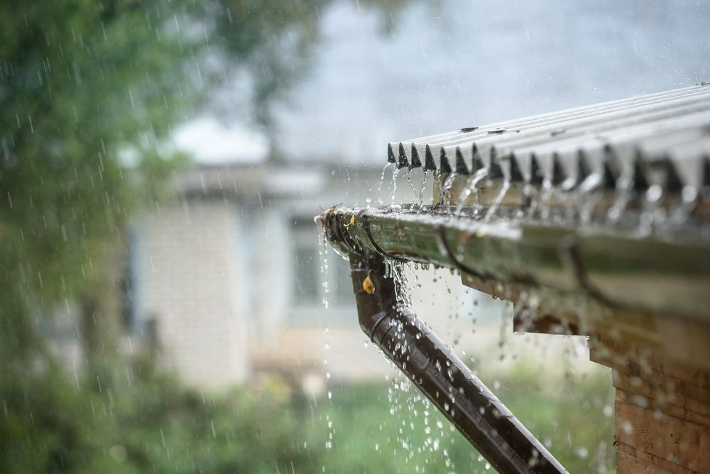 Overlopende regengoot tijdens hevige regenval