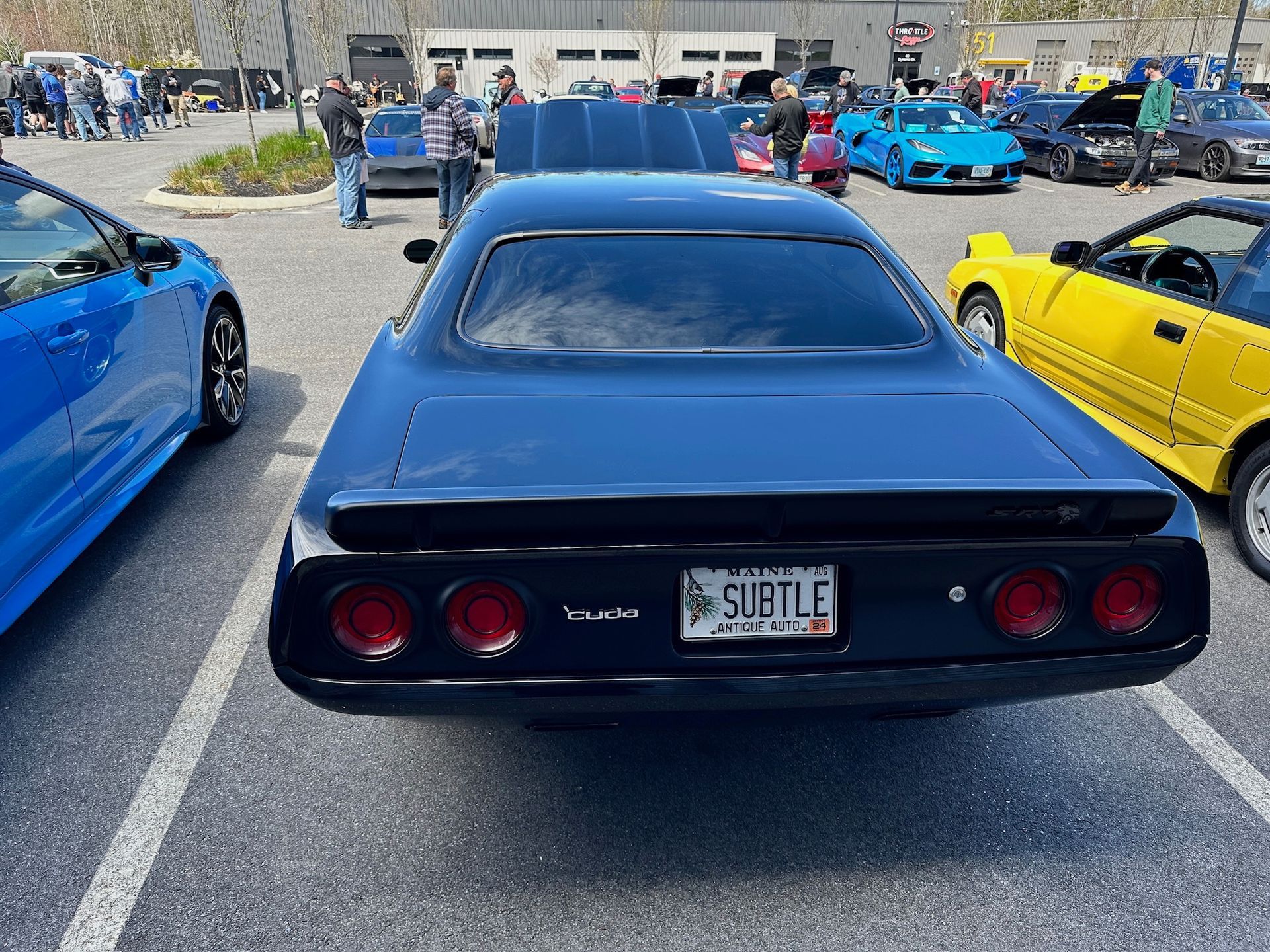 A black car with a license plate that says 5vdtf