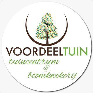 Logo voor Voordeeltuin, een tuincentrum en boomkwekerij, met een boom en tekst.