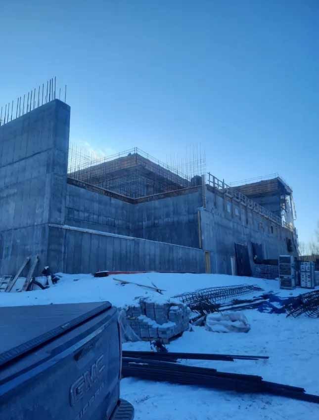 Une fondation en béton d'une maison en construction.