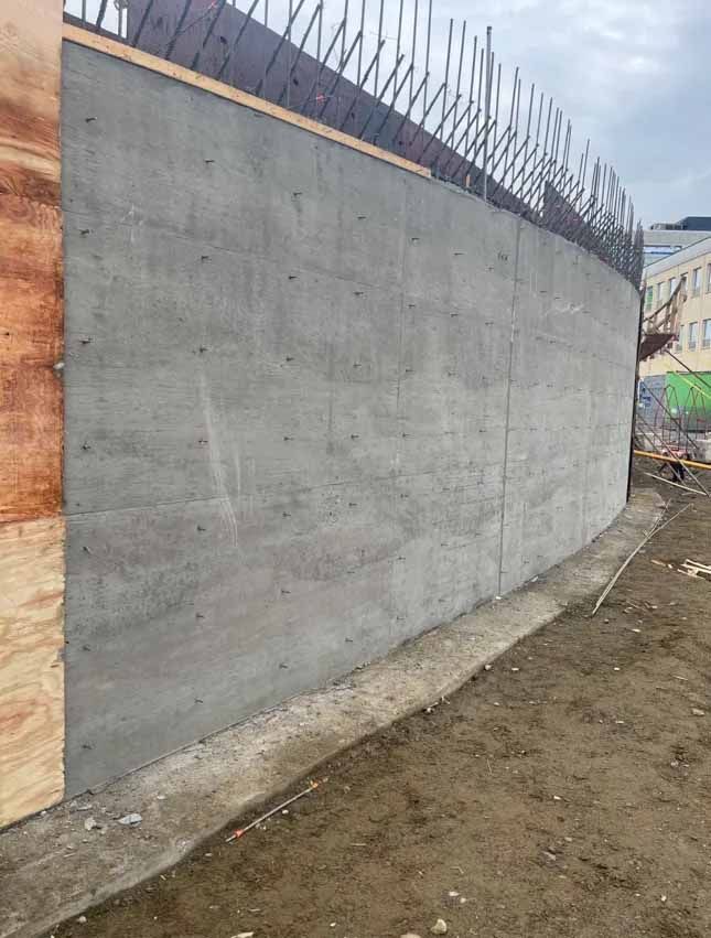 Un chantier avec une grue et un tas de blocs de béton.