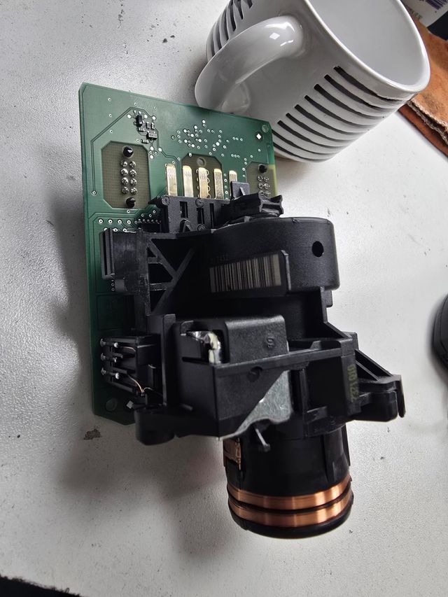 Componente electrónico de plástico negro montado sobre una placa de circuito verde