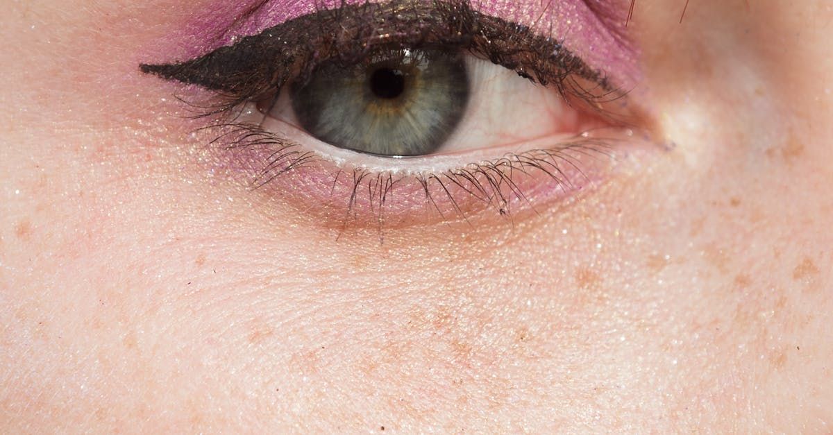 10 Best Eyeliners for Your Lash Extensions