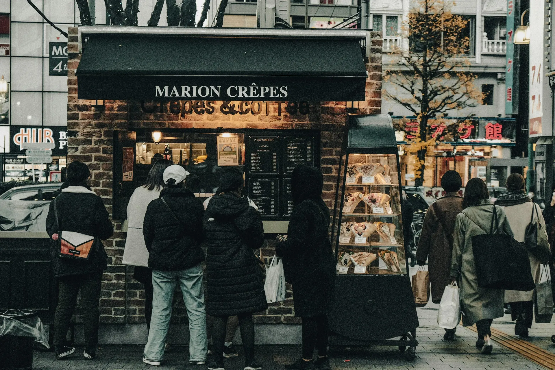 Las Vegas café with customers who found them through local SEO