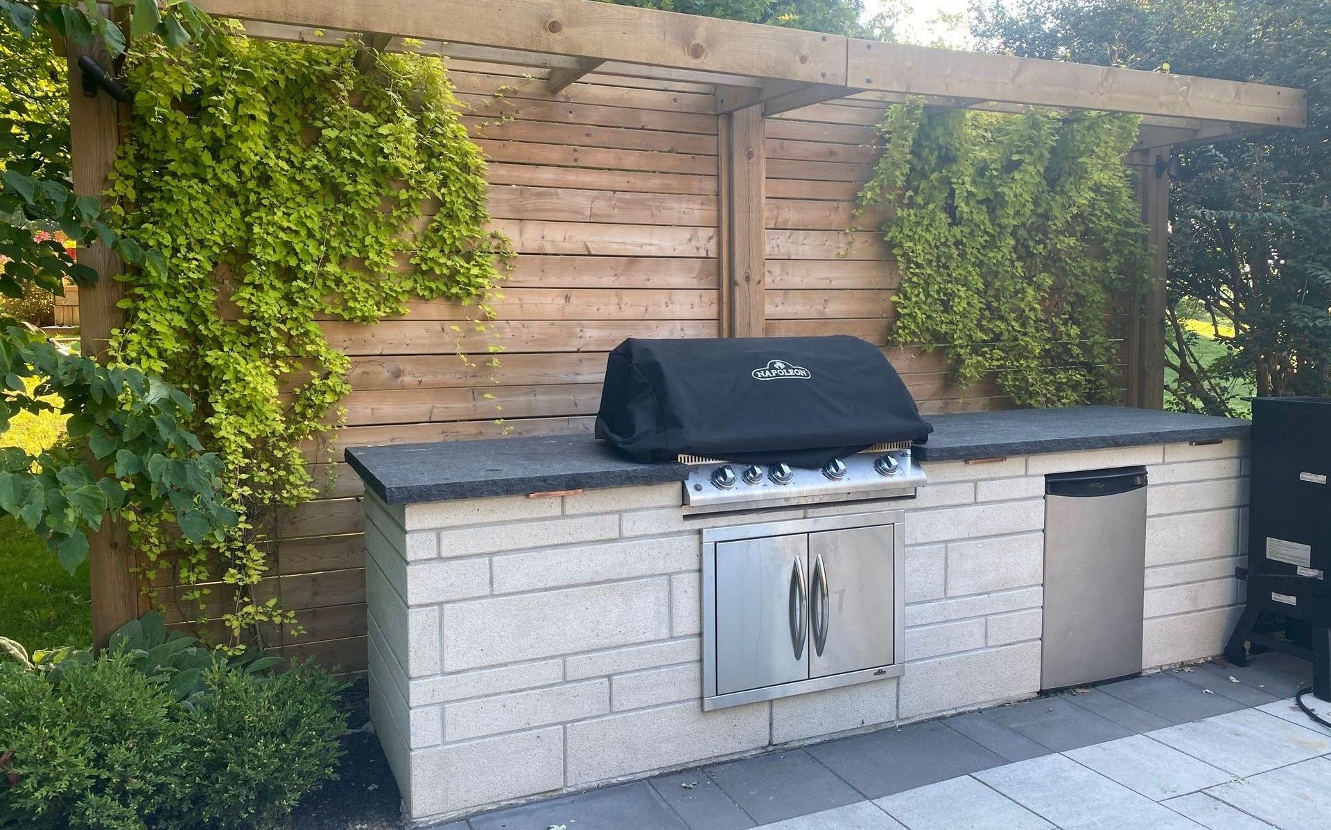 fence company near me, fencing contractor near me, fence company hamilton ontario