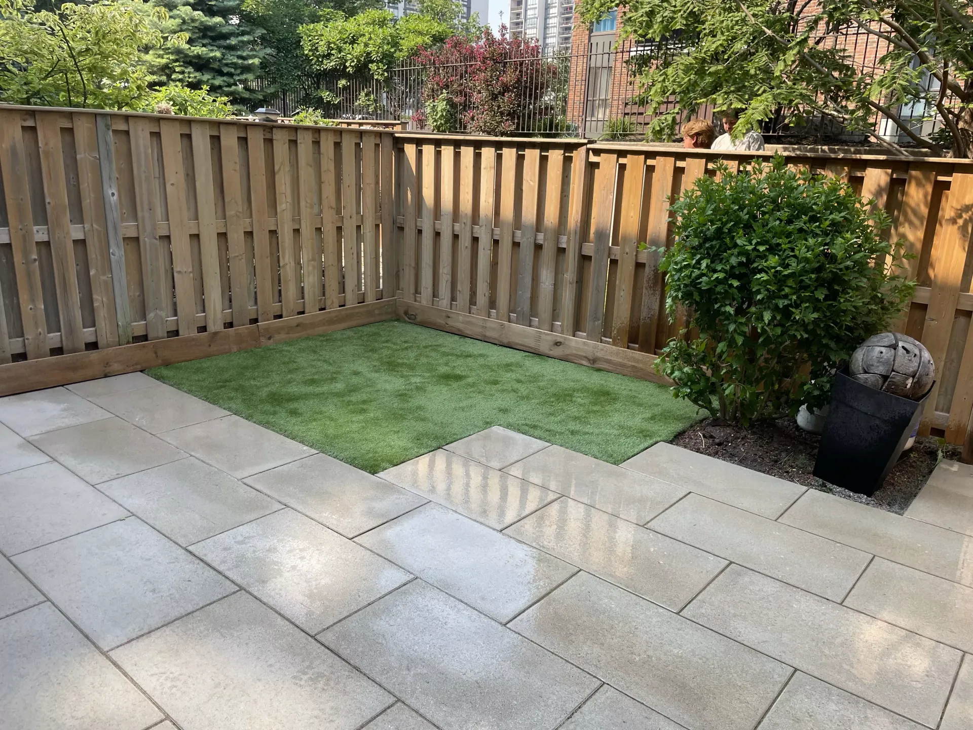 fence installations in oakville ontario, fencing contractors in oakville ontario, fence installers oakville on