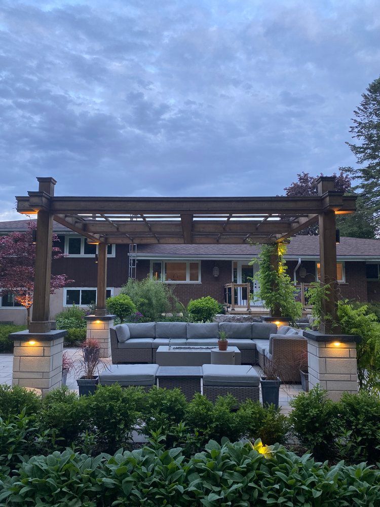 Hamilton outdoor experts installing privacy pergola
