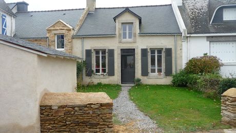 Un dessin d'une maison blanche et rouge avec un garage.