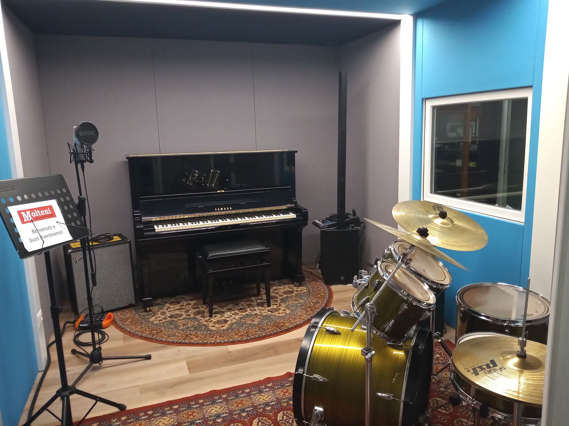 Sala prove disponibile in negozio. Molteni strumenti musicali a Varese.