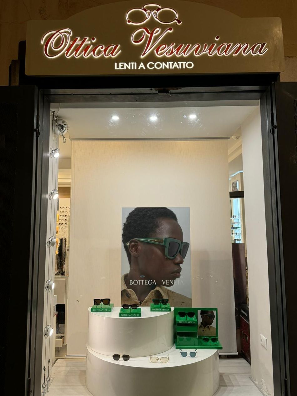 Ottico che esegue un esame della vista