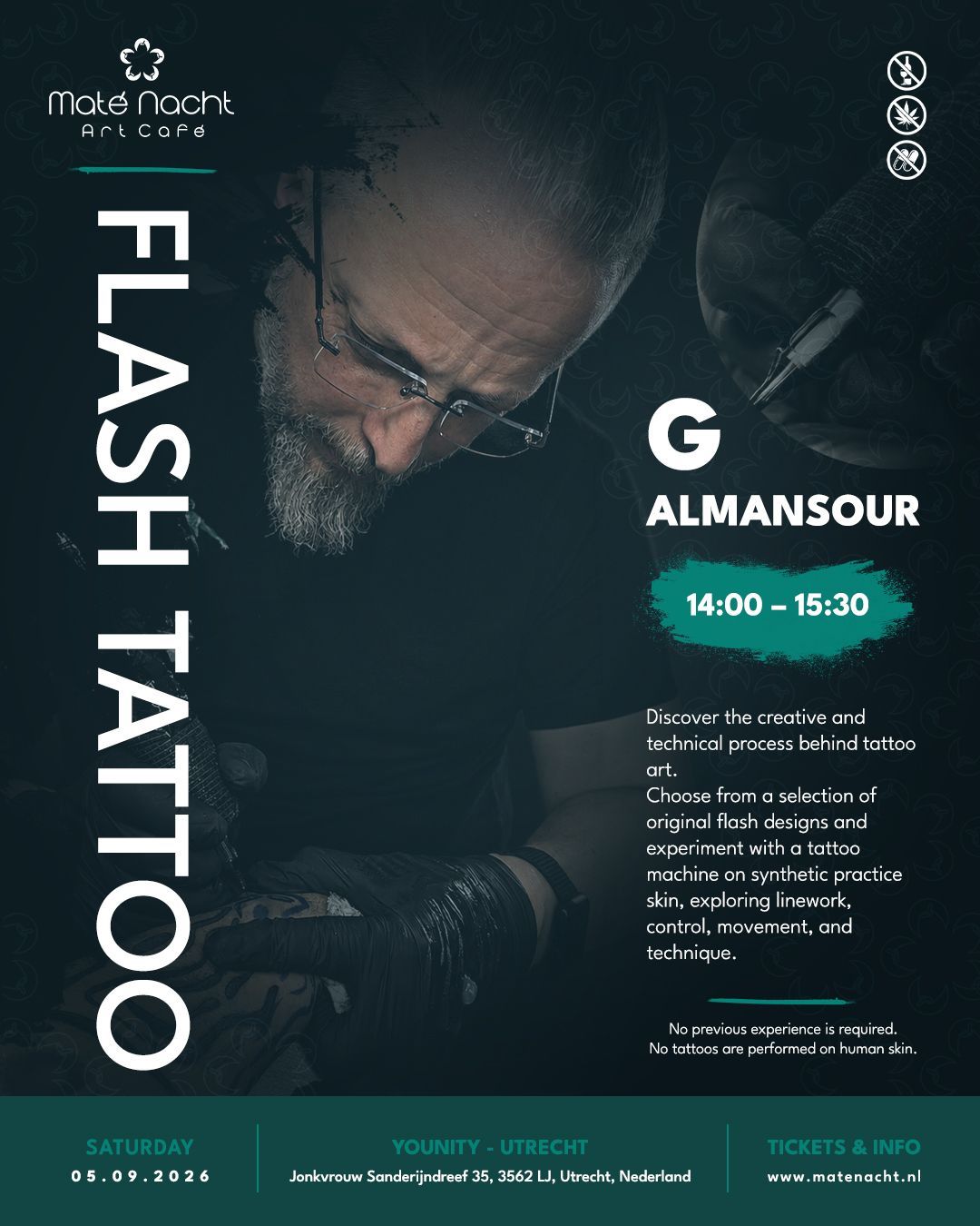 Tatoeëerder aan het werk onder sfeervol licht naast de poster van het 