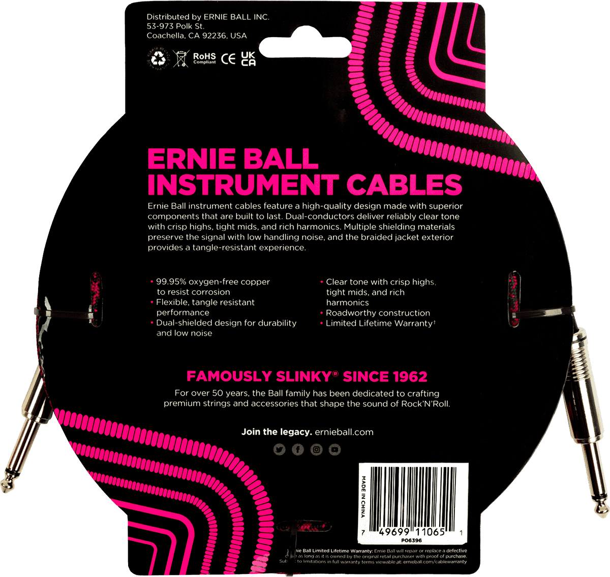 Een 5,5 meter lange, rood-zwarte gevlochten instrumentkabel van Ernie Ball, opgerold in de originele verpakking.