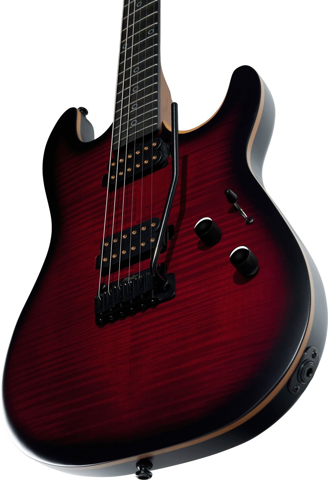 Een dieprode, gewatteerde esdoornhouten elektrische gitaar met een donkere hals en kop, voorzien van twee humbucker-elementen.