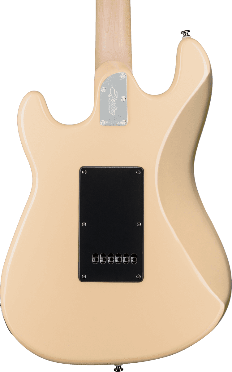 Een crèmekleurige Sterling by Music Man elektrische gitaar met een witte slagplaat en een esdoorn toets op een witte achtergrond.