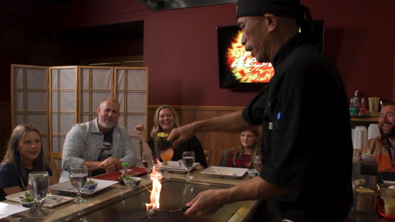 Family watching the hibachi chef at desaki