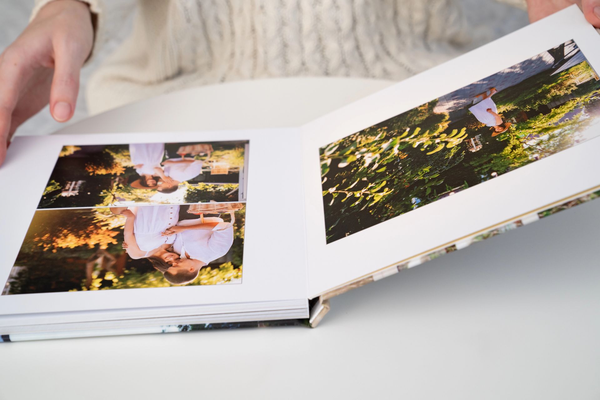 Álbum de fotos abierto con dos fotos impresas en formato horizontal sobre páginas blancas.