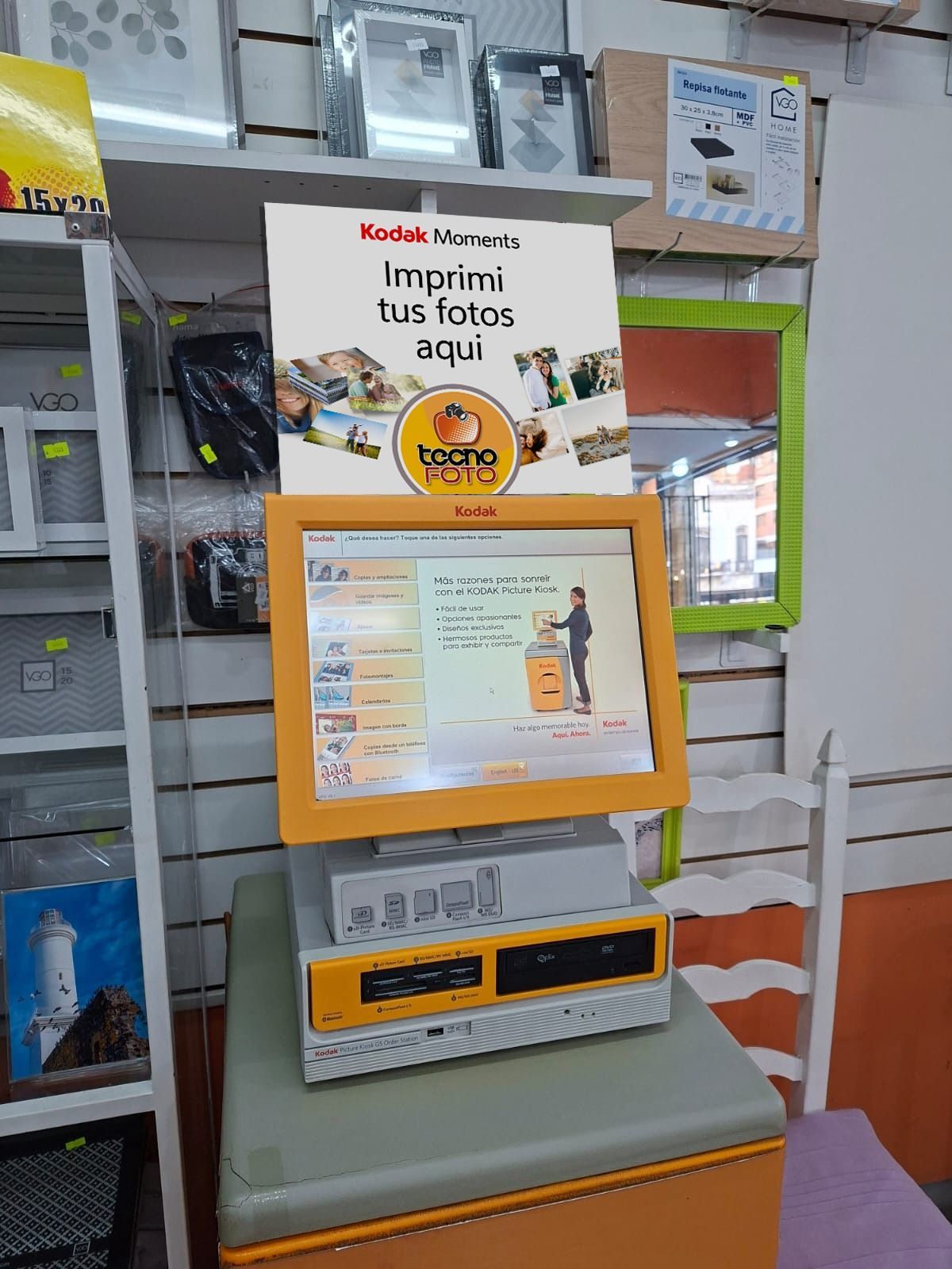 Exhibidor de venta minorista con quiosco de pantalla táctil con marco naranja