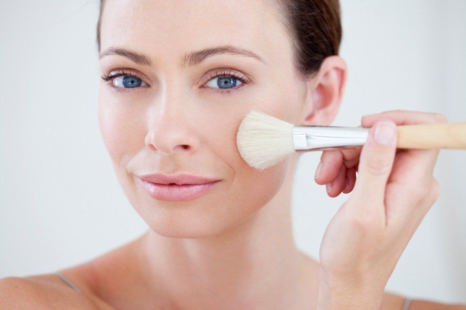 Applicazione di prodotti cosmetici per il viso