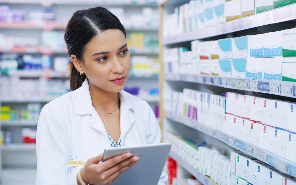 Commessa in un negozio di medicinali