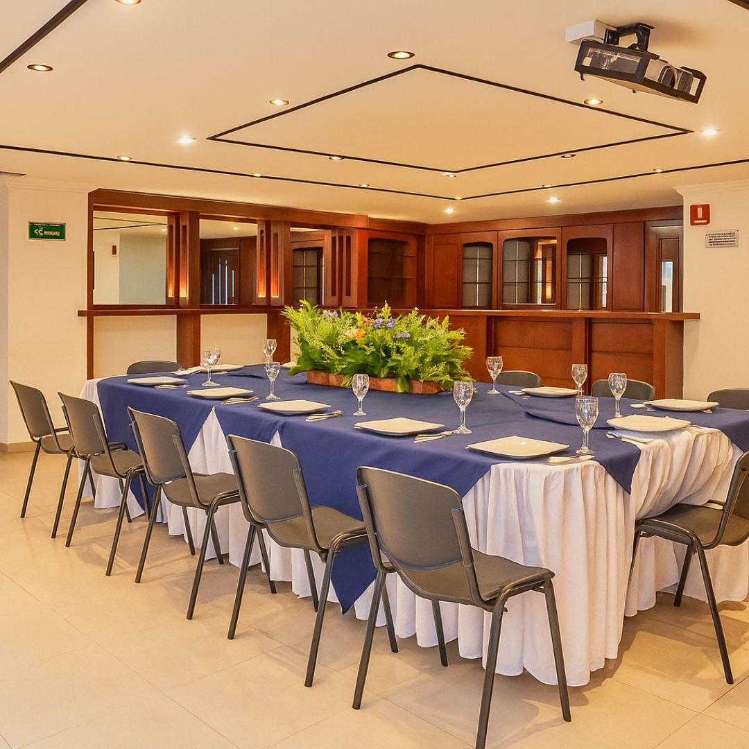 Montaje de salón de eventos en Bogotá, espacio del hotel para organizar encuentros de trabajo.