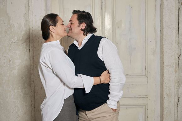 Schlossbesitzer Marion & Michael Osmann stehen sich liebevoll Nase an Nase gegenüber.