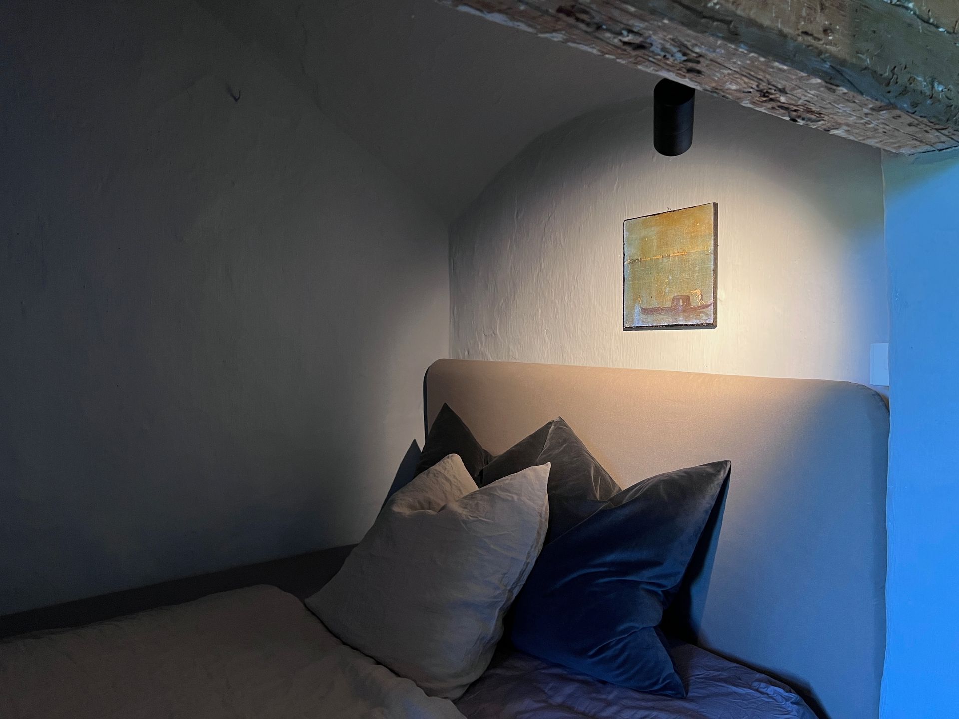 Innenhof bei Abenddämmerung beleuchtet