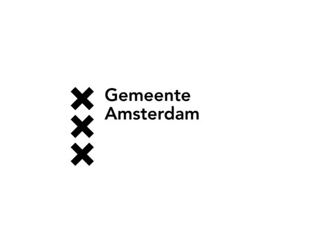 Stadslogo van Amsterdam: drie zwarte X'en verticaal boven elkaar met de tekst "Gemeente Amsterdam" rechts ervan.