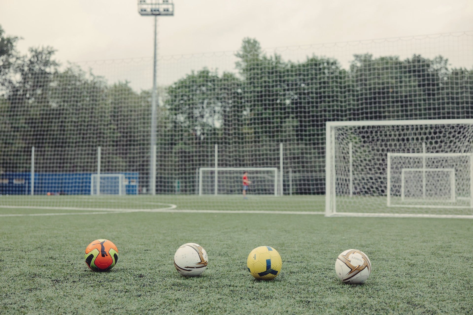 voetbalveld met meerder voetballen