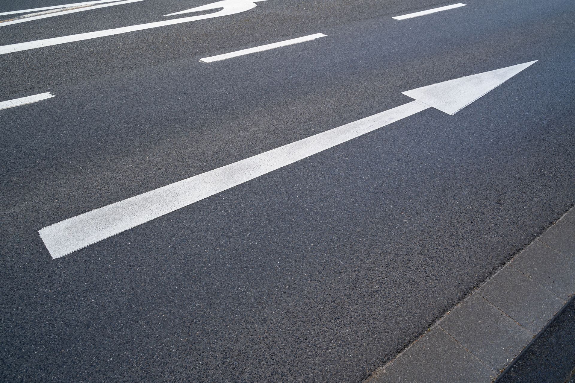 Street with a big white arrow in the city.
