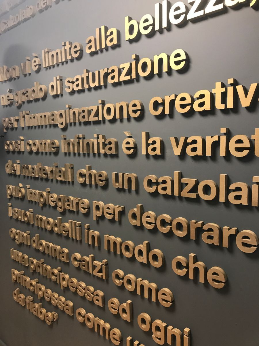 decorazione murale con scritte oro in rilievo