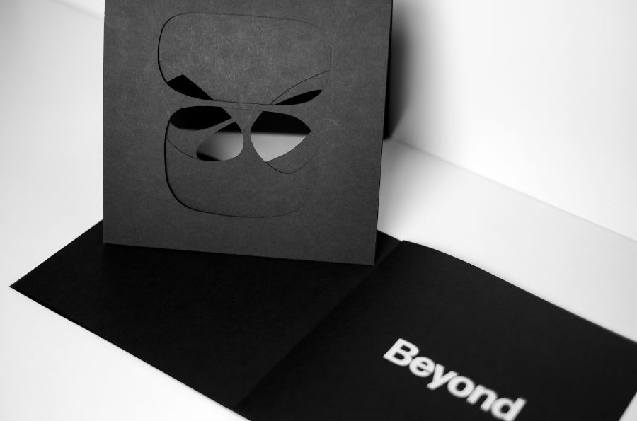 confezione in cartone e brochure nere con scritta bianca